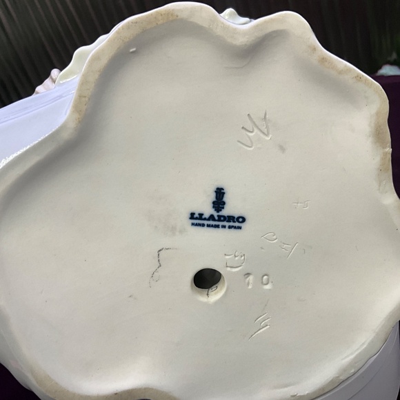 Lladro Figurine Girl Resting on Wicker Basket - Picture 7 of 7